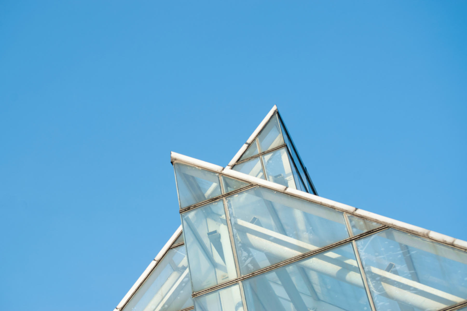 Klares, sauberes Glasdach vor blauem Himmel