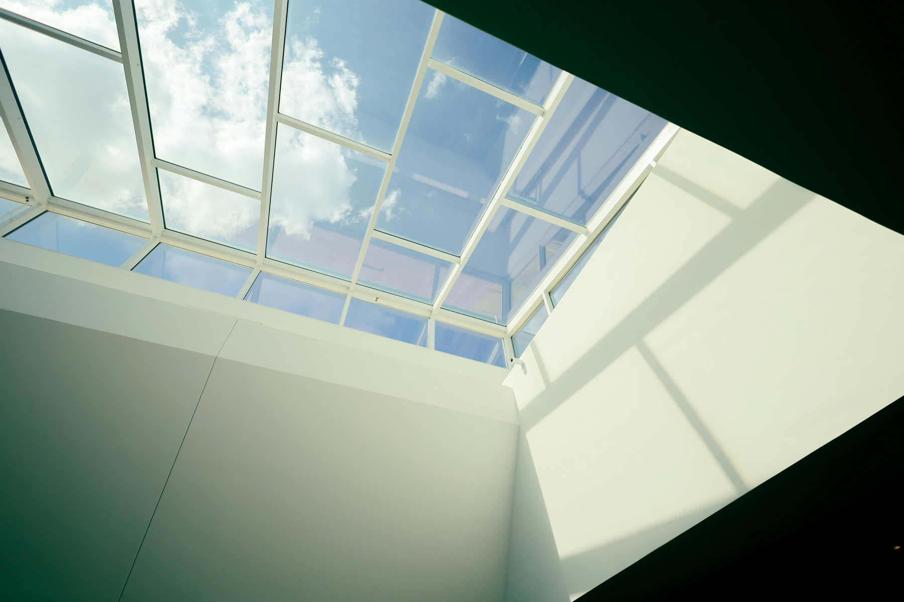 Klare Glasfläche ohne Schlieren im Sonnenlicht