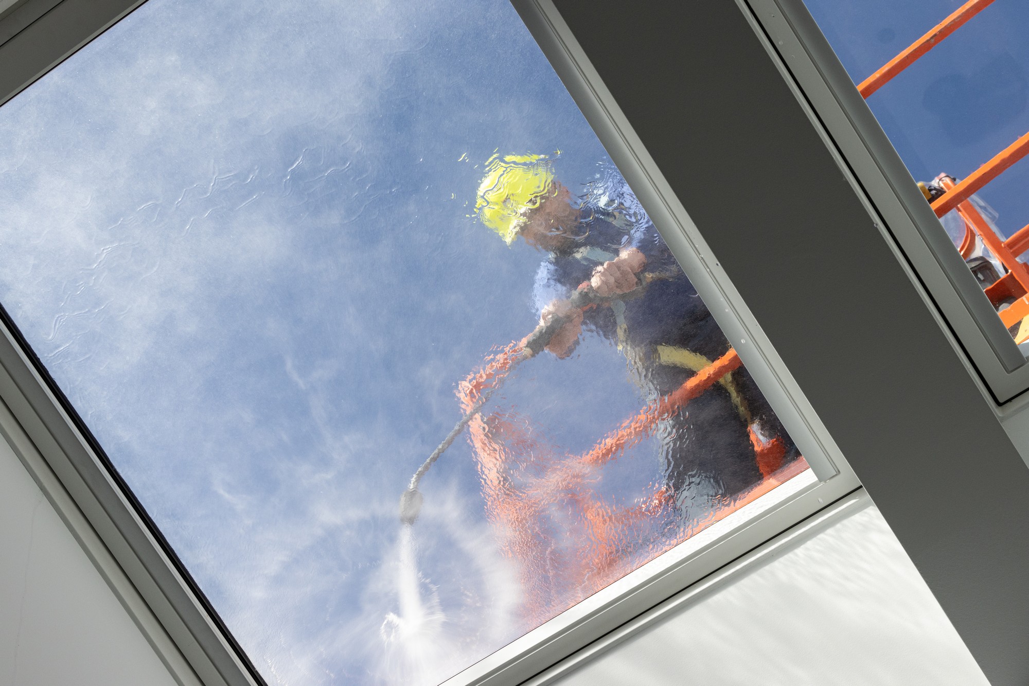 Person reinigt Glasdach und macht typische Fehler
